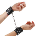 Kink – Handgelenkfesseln mit Druckverschluss Voller Nieten Schwarz...