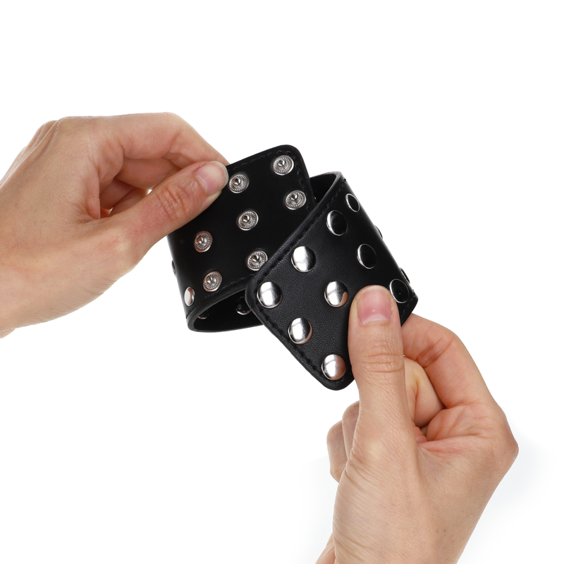 Kink – Handgelenkfesseln mit Druckverschluss Voller Nieten Schwarz...