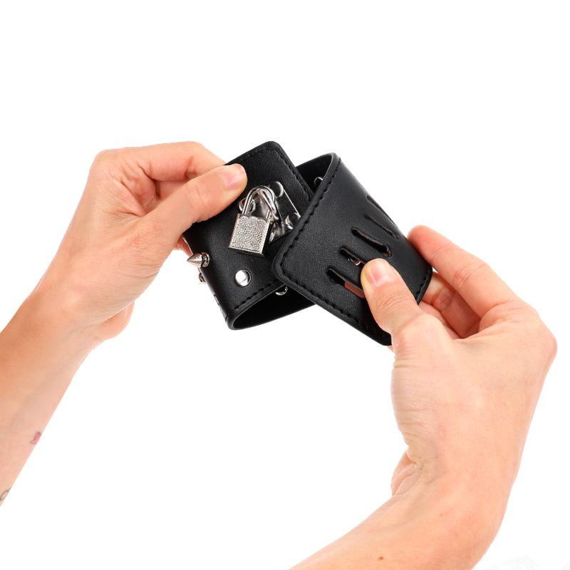Kink – Punk Handgelenkfesseln mit Spikes 25 x 6 Cm